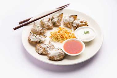 Kırmızı ve krema soslu sebzeli ya da sebzesiz, soslu Tandır momo. Nepal ve Tibet tarifi