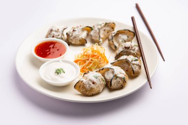 Kırmızı ve krema soslu sebzeli ya da sebzesiz, soslu Tandır momo. Nepal ve Tibet tarifi