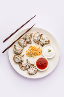 Kırmızı ve krema soslu sebzeli ya da sebzesiz, soslu Tandır momo. Nepal ve Tibet tarifi