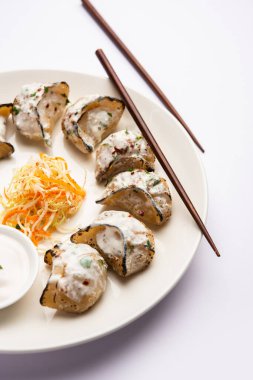 Kırmızı ve krema soslu sebzeli ya da sebzesiz, soslu Tandır momo. Nepal ve Tibet tarifi