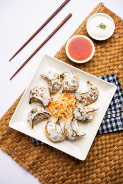 Kırmızı ve krema soslu sebzeli ya da sebzesiz, soslu Tandır momo. Nepal ve Tibet tarifi