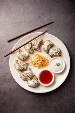 Kırmızı ve krema soslu sebzeli ya da sebzesiz, soslu Tandır momo. Nepal ve Tibet tarifi