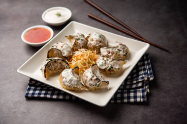 Kırmızı ve krema soslu sebzeli ya da sebzesiz, soslu Tandır momo. Nepal ve Tibet tarifi