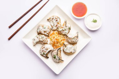 Kırmızı ve krema soslu sebzeli ya da sebzesiz, soslu Tandır momo. Nepal ve Tibet tarifi