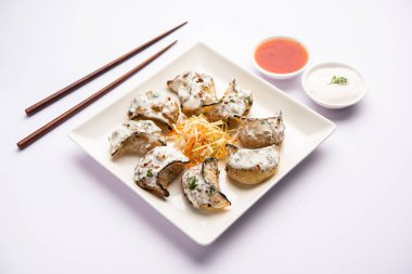 Kırmızı ve krema soslu sebzeli ya da sebzesiz, soslu Tandır momo. Nepal ve Tibet tarifi