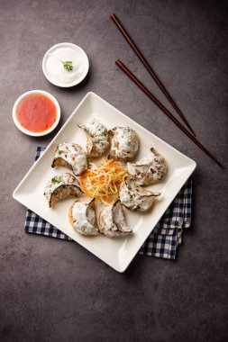 Kırmızı ve krema soslu sebzeli ya da sebzesiz, soslu Tandır momo. Nepal ve Tibet tarifi