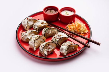 Kırmızı ve krema soslu sebzeli ya da sebzesiz, soslu Tandır momo. Nepal ve Tibet tarifi