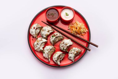 Kırmızı ve krema soslu sebzeli ya da sebzesiz, soslu Tandır momo. Nepal ve Tibet tarifi