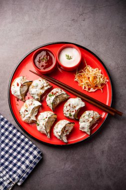 Kırmızı ve krema soslu sebzeli ya da sebzesiz, soslu Tandır momo. Nepal ve Tibet tarifi