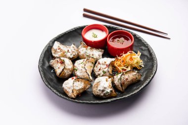 Kırmızı ve krema soslu sebzeli ya da sebzesiz, soslu Tandır momo. Nepal ve Tibet tarifi