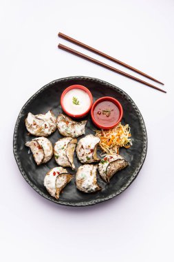 Kırmızı ve krema soslu sebzeli ya da sebzesiz, soslu Tandır momo. Nepal ve Tibet tarifi