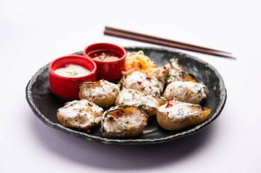 Kırmızı ve krema soslu sebzeli ya da sebzesiz, soslu Tandır momo. Nepal ve Tibet tarifi