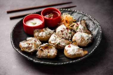 Kırmızı ve krema soslu sebzeli ya da sebzesiz, soslu Tandır momo. Nepal ve Tibet tarifi