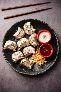 Kırmızı ve krema soslu sebzeli ya da sebzesiz, soslu Tandır momo. Nepal ve Tibet tarifi