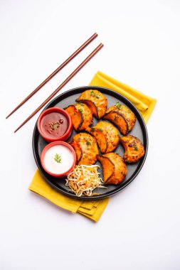 Kırmızı ve krema soslu sebzeli ya da sebzesiz, soslu Tandır momo. Nepal ve Tibet tarifi