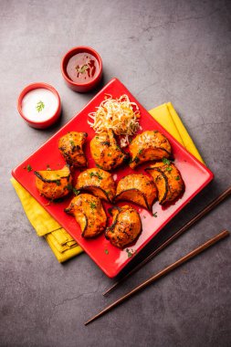 Kırmızı ve krema soslu sebzeli ya da sebzesiz, soslu Tandır momo. Nepal ve Tibet tarifi