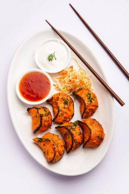 Kırmızı ve krema soslu sebzeli ya da sebzesiz, soslu Tandır momo. Nepal ve Tibet tarifi