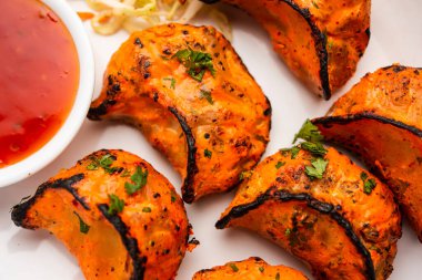 Kırmızı ve krema soslu sebzeli ya da sebzesiz, soslu Tandır momo. Nepal ve Tibet tarifi