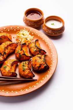 Kırmızı ve krema soslu sebzeli ya da sebzesiz, soslu Tandır momo. Nepal ve Tibet tarifi