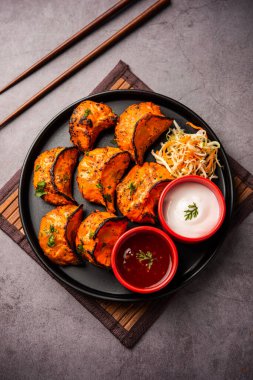 Kırmızı ve krema soslu sebzeli ya da sebzesiz, soslu Tandır momo. Nepal ve Tibet tarifi