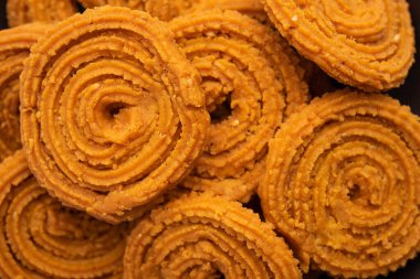 Chakli Hindistan 'dan gelen lezzetli bir atıştırmalıktır. Dikenli yüzeyi olan spiral şeklinde bir atıştırmalık.