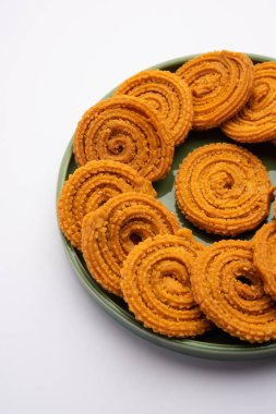 Chakli Hindistan 'dan gelen lezzetli bir atıştırmalıktır. Dikenli yüzeyi olan spiral şeklinde bir atıştırmalık.