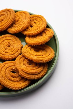 Chakli Hindistan 'dan gelen lezzetli bir atıştırmalıktır. Dikenli yüzeyi olan spiral şeklinde bir atıştırmalık.