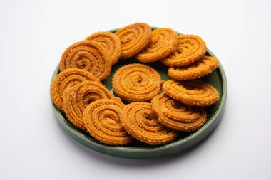 Chakli Hindistan 'dan gelen lezzetli bir atıştırmalıktır. Dikenli yüzeyi olan spiral şeklinde bir atıştırmalık.