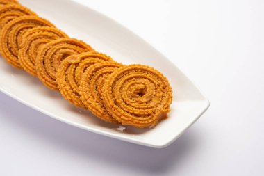 Chakli Hindistan 'dan gelen lezzetli bir atıştırmalıktır. Dikenli yüzeyi olan spiral şeklinde bir atıştırmalık.