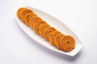 Chakli Hindistan 'dan gelen lezzetli bir atıştırmalıktır. Dikenli yüzeyi olan spiral şeklinde bir atıştırmalık.