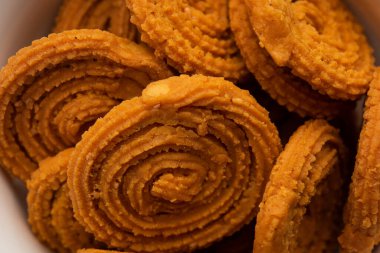 Chakli Hindistan 'dan gelen lezzetli bir atıştırmalıktır. Dikenli yüzeyi olan spiral şeklinde bir atıştırmalık.