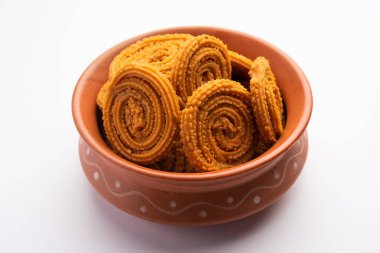 Chakli Hindistan 'dan gelen lezzetli bir atıştırmalıktır. Dikenli yüzeyi olan spiral şeklinde bir atıştırmalık.