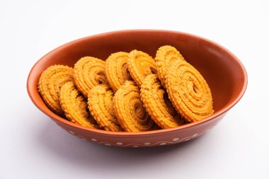 Chakli Hindistan 'dan gelen lezzetli bir atıştırmalıktır. Dikenli yüzeyi olan spiral şeklinde bir atıştırmalık.