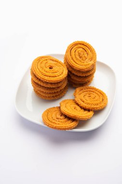 Chakli Hindistan 'dan gelen lezzetli bir atıştırmalıktır. Dikenli yüzeyi olan spiral şeklinde bir atıştırmalık.