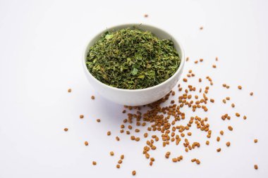 Kasuri Methi veya Kasoori Methi veya Trigonella Foenum Graecum olarak da bilinen kurutulmuş çemen yaprağı.