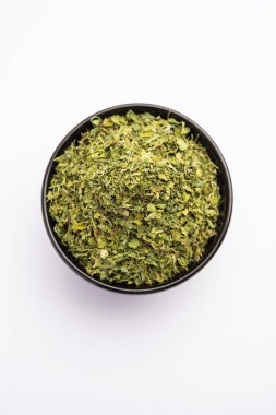 Kasuri Methi veya Kasoori Methi veya Trigonella Foenum Graecum olarak da bilinen kurutulmuş çemen yaprağı.
