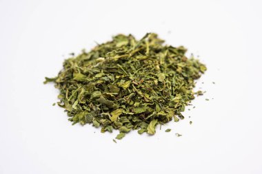Kasuri Methi veya Kasoori Methi veya Trigonella Foenum Graecum olarak da bilinen kurutulmuş çemen yaprağı.