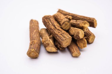 Ayurvedic Mulethi ya da meyan kökü kökü çubuğu ya da İsa tozu kasede servis edilen karamsar arka plan