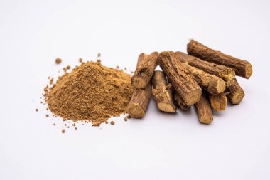 Ayurvedic Mulethi ya da meyan kökü kökü çubuğu ya da İsa tozu kasede servis edilen karamsar arka plan