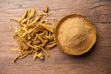 Ayurvedic Daruharidra - Daru haldi veya beyaz arkaplanda izole edilmiş ağaç zerdeçal