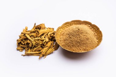 Ayurvedic Daruharidra - Daru haldi veya beyaz arkaplanda izole edilmiş ağaç zerdeçal