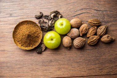 Ayurvedic Triphala churan veya trifala tozu, bağırsak hareketi ve hazımsızlık için kullanılan eski bir ilaçtır.