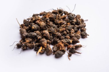 Ayurvedic Nagarmotha - Cyperus Scariosus veya Cypriol bir kase veya yığın içinde