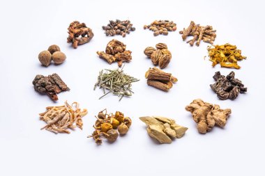 Beyaz arkaplan üzerinde Ayurvedic ilaç grubu