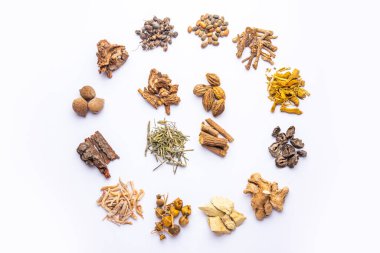Beyaz arkaplan üzerinde Ayurvedic ilaç grubu