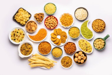Grupta Hint çayı zamanı atıştırmalıkları. Sev, chivda, farsan, mix, bakwadi farklı kaselerde servis edilir.