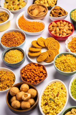 Grupta Hint çayı zamanı atıştırmalıkları. Sev, chivda, farsan, mix, bakwadi farklı kaselerde servis edilir.