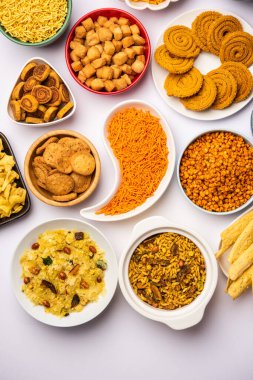 Grupta Hint çayı zamanı atıştırmalıkları. Sev, chivda, farsan, mix, bakwadi farklı kaselerde servis edilir.