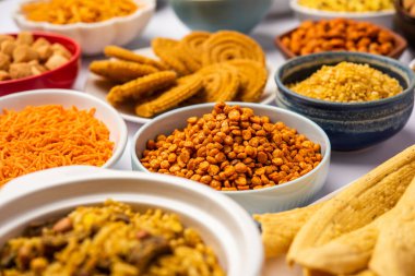 Grupta Hint çayı zamanı atıştırmalıkları. Sev, chivda, farsan, mix, bakwadi farklı kaselerde servis edilir.