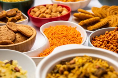 Grupta Hint çayı zamanı atıştırmalıkları. Sev, chivda, farsan, mix, bakwadi farklı kaselerde servis edilir.